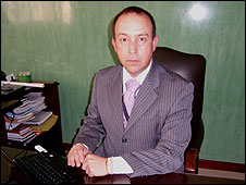 Juan Gonzalo López, director del Instituto Nacional de la Salud de Colombia sentado en su escritorio