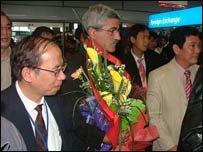 Thứ trưởng Huỳnh Vĩnh Ái (phải, com-lê vàng) và lãnh đạo VFF đón đội tuyển ở Nội Bài (ảnh VFF)