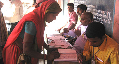 एक मतदान केंद्र पर मतदाता