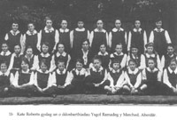 Kate Roberts a disgyblion Ysgol Ramadeg y Merched yn Aberdâr