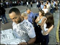 Eleitores enfretam fila para votar em Caracas