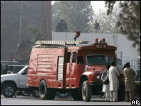 Oficiais do Exército paquistanês inspecionam local de um dos atentados em Rawalpindi