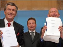 Віктор Ющенко і Паскаль Ламі оголошують про підписання протоколу на тлі чомусь здивованого свідка. Фото УНІАН