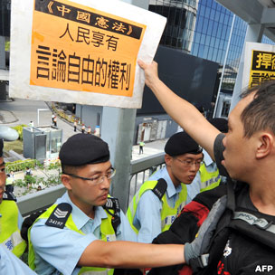 香港新政府总部外警员挡着一名示威者（18/8/2011）