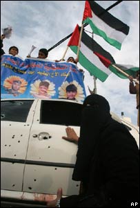 Manifestantes em frente à casa do presidente palestino Mahmoud Abbas