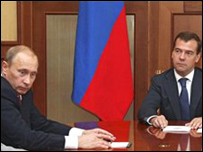 Vladimir Putin (bên trái) và Dmitri Medvedev 