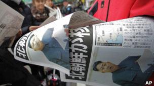 日本东京街头报纸派发朝鲜核试验号外（12/2/2013）