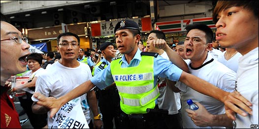 香港七一游行上警察分隔敌对示威者（1/7/2010）
