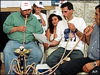 اعراب لبنان در حال کشيدن قليان