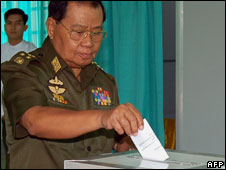 Tướng Than Shwe bỏ phiếu vào ngày 10/5/08