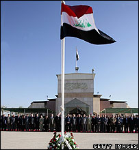 Yeni bayrak için tören