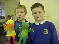 利用木偶戏学法语的小学生