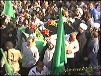 Xiitas acompanham o caixão do aiatolá Hakim