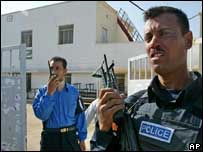 Basra'daki Irak polisleri