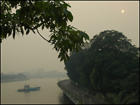 Bầu trời Quảng Châu ô nhiễm đến độ có thể nhìn thẳng vào mặt trời