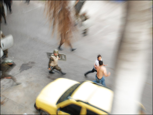 Soldados persiguen a manifestantes