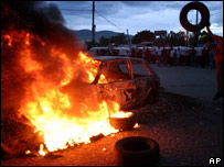 Carro é queimado em protesto em Oaxaca