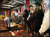 Cena diante de casa noturna em Tel Aviv após ataque