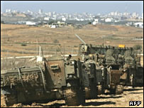 خودروهای زرهی اسرائيل در حاشيه بيت حانون