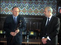 Депутат Британського парламенту Джон Ґроґан та український посол Ігор Харченко на церемонії в Вестмінстері