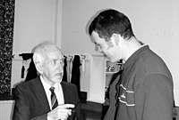 Ieuan Thomas yn rhoi tips i Arwyn Groe ar sut i ddyfalu yr atebion cywir i'r croesair.