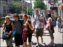 在地铁中中暑的乘客