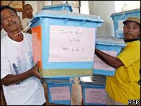 Pessoas carregando urnas em Dili