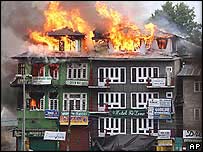 मुठभेड़ से होटल में लगी आग