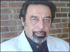 آقای نوید در رشتۀ هنر ها و علوم بشری در دانشگاه ایالتی نیویارک در Buffalo تحصیل کرده است