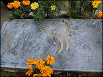 سنگ قبر مکرمه قنبری