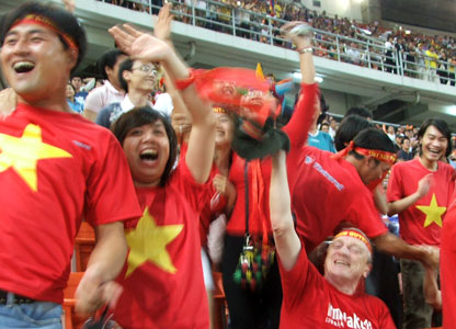 CĐV Việt Nam hò hét khi đội nhà ghi bàn thắng đầu tiên