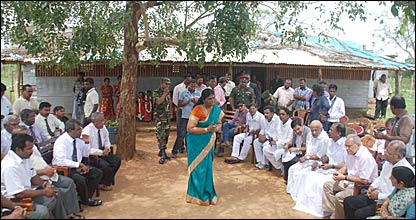 Indian delegation visiting refugee camps in Menik Farm (file photo: Dinasena Rathugamage)