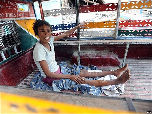 Una mujer herida en el terremoto de Haití
