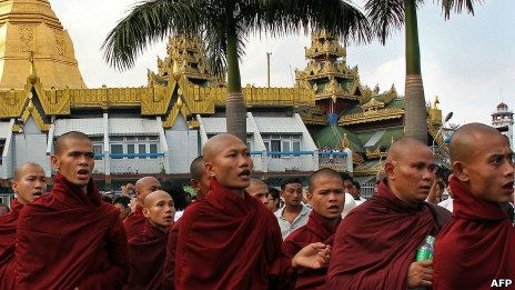 包括僧人在内的缅甸民众再次要求当局就暴力镇压示威作出道歉（12/12/2012）