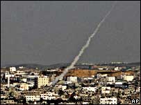 Rastro de fumaça de foguete disparado a partir de Gaza