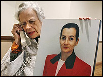 A mãe da refém Clara Rojas, com foto da filha