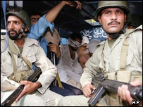 نظامیان پاکستان هنگام محاصره مسجد لال