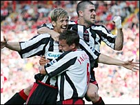 Jon Stead, phía trái, cùng Montgomery, và Jagielka của Sheffield United vui bàn gỡ hòa