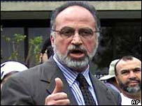 غسان العاشی هنگام ترک دادگاه