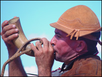 Vaqueiro toca berrante durante festa no sertão pernambucano