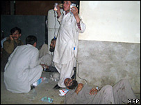 ہسپتال کے فرش پر لیٹے زخمی افراد