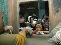 Fila para compra de pão subsidiado no Egito