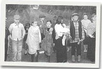 pobol ifanc ar lôn y daith