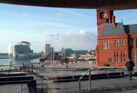 Golygfa o'r tu mewn i'r Senedd yn edrych allan ar y bae