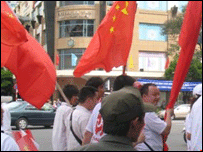 Cờ đỏ đón đuốc Olympic