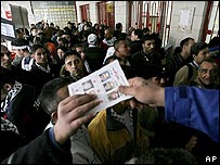 Eleitores em posto de votação