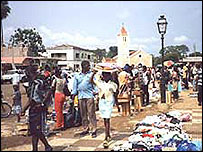 rua central em São Tomé