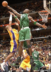 کوین گارنت درحال دفاع شوت کوبی برایانت