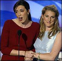 Cô Alexandra Kerry (bên trái) và Vanessa Kerry