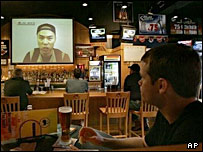 یک مرد در باری به گزارش تلویزیونی از فیلم چو نگاه می کند